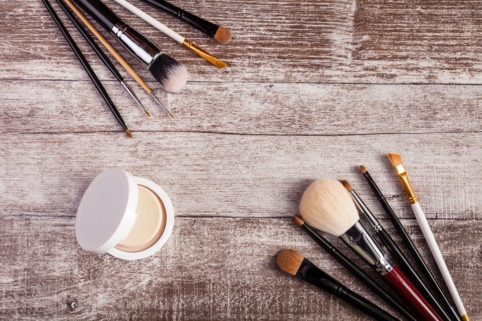 Miksi ja miten puhdistat meikkisiveltimesi?