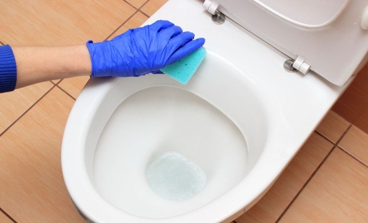 Efektīvi notīriet tualetes no kaļķiem un netīrumiem