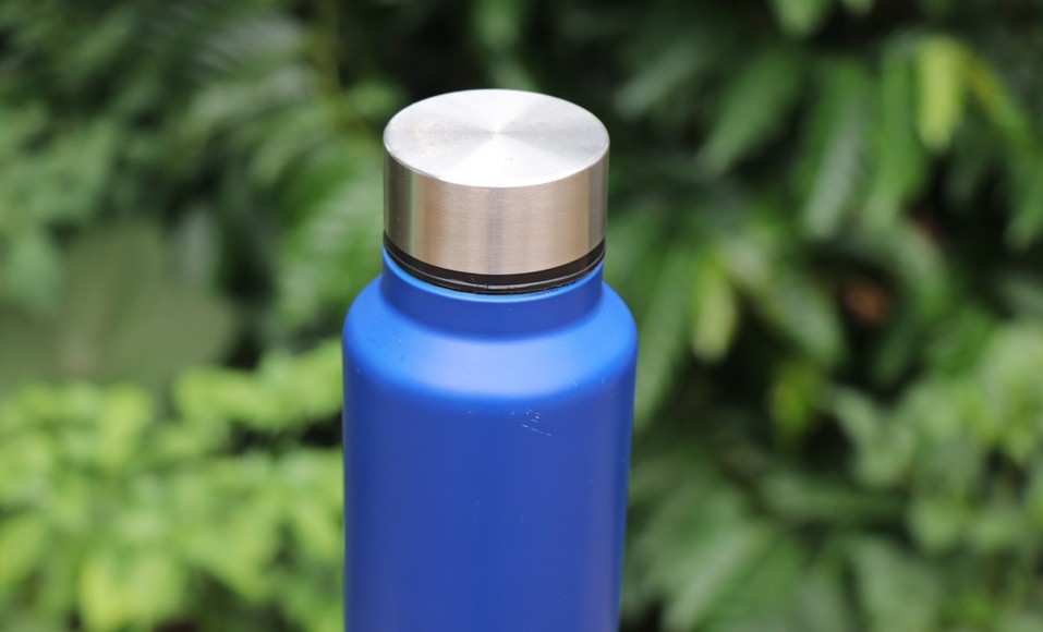 Residuos cero: limpiar bien una botella de agua